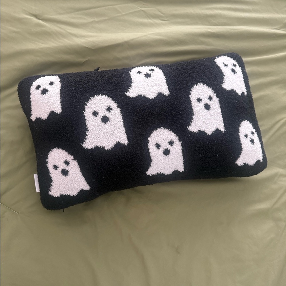 VIRAL HOMEGOODS Fuzzy Black and White Ghost Pillow